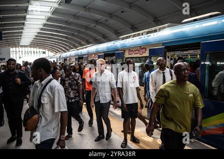 (241203) - LAGOS, Dec. 3, 2024 (Xinhua) - les passagers débarquent d'un train à une gare de la ligne bleue de Lagos Rail Mass transit (LRMT) à Lagos, Nigéria, le Dec. 2, 2024. Commencée en juillet 2010 et achevée en décembre 2022, la première phase du projet de corridor de la ligne bleue LRMT, sous contrat avec China civil Engineering construction Corporation (CCECC), est le premier projet de chemin de fer électrifié et de train léger transmaritime en Afrique de l’Ouest. Parcourant 13 km et couvrant cinq stations, cette ligne a débuté son exploitation commerciale en septembre 2023, et a été considérée comme un projet symbolique de la ceinture et du R. Banque D'Images