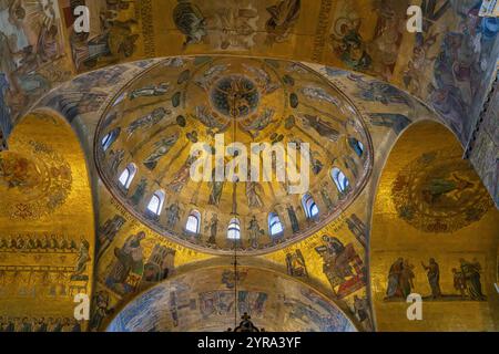 Une mosaïque d'or représentant l'Ascension du Christ sur la coupole de croisement, la basilique de Marc, Venise, Italie. Circa 1175-1200 A.D. Banque D'Images