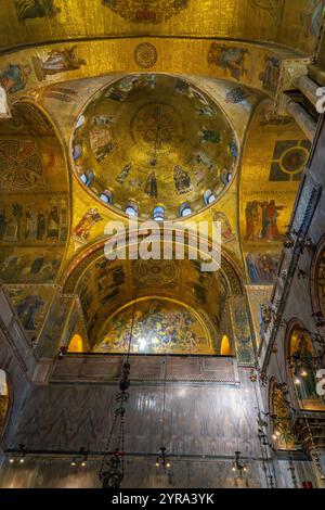 Une mosaïque d'or représentant l'Ascension du Christ sur la coupole de croisement, la basilique de Marc, Venise, Italie. Circa 1175-1200 A.D. Banque D'Images