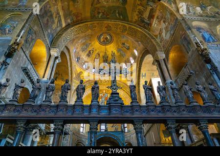 Le crucifix en argent et en bronze sur l'écran de l'autel gothique dans la basilique de Mark à Venise, Italie. De chaque côté se trouvent des statues de la Vierge et du T. Banque D'Images