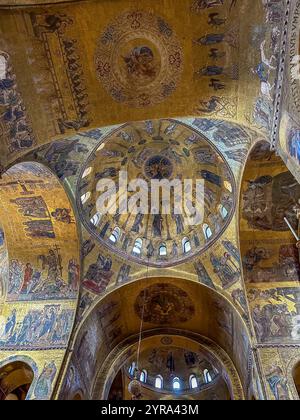 Une mosaïque d'or représentant l'Ascension du Christ sur la coupole de croisement, la basilique de Marc, Venise, Italie. Circa 1175-1200 A.D. Banque D'Images