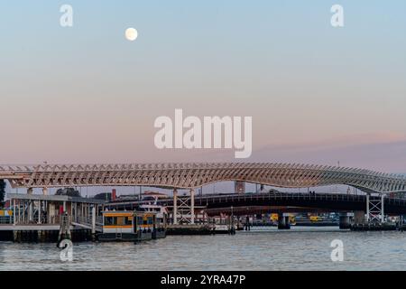 Lever de lune sur un pont de chemin de fer au port de Venise, Italie. Banque D'Images