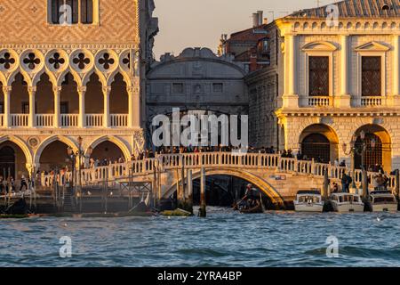 Une gondole passe sous le Ponte della Paglia avec le Pont des Soupirs derrière à Venise, en Italie. Le Palais des Doges est à gauche avec les nouvelles prisons à Banque D'Images