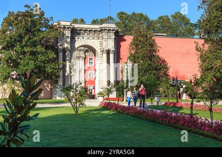 ISTAMBUL, TURQUIE - 13 SEPTEMBRE 2017 : vue de la porte principale baroque du complexe du palais Dolmabahce depuis le côté du palais Banque D'Images