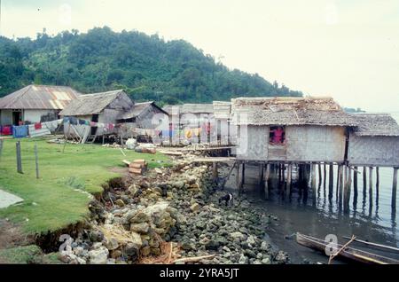 Maison sur pilotis typique en bois et en fer ondulé à Pelabuhan Desa Kondongan sur l'île du pays de Galles, Sulawesi, Indonésie. 1990 Banque D'Images