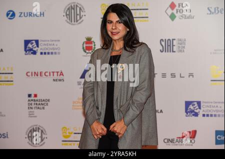 Naples, Italie. 03 décembre 2024. Geppi Cucciari assiste à une photocall lors de la 47e Giornate Professionali del Cinema Sorrento Italie le 2 décembre 2024. (Photo de Franco Romano/NurPhoto) crédit : NurPhoto SRL/Alamy Live News Banque D'Images