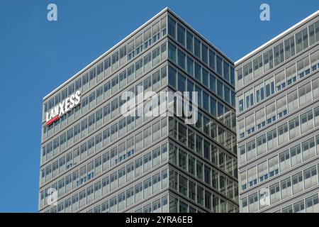 Hauptverwaltung der LANXESS AG, Köln-Deutz. Der Konzern für Spezialchemie entstand 2004 durch die Ausgliederung aus der Bayer AG. Die Aktien der Lanxess AG sind im MDAX gelistet. DAS Bürohochhaus heisst seit dem Einzug Lanxess Tower und entspricht dem dem Deutschen Gütesiegel Nachhaltiges Bauen DGNB Standard Gold. *** LANXESS AG siège à Cologne-Deutz. Le groupe de produits chimiques de spécialité a été créé en 2004 grâce à la spin-off de Bayer AG. Les actions de Lanxess AG sont cotées au MDAX. La tour de bureaux a été appelée Lanxess Tower depuis l'emménagement et est conforme au sustain allemand Banque D'Images