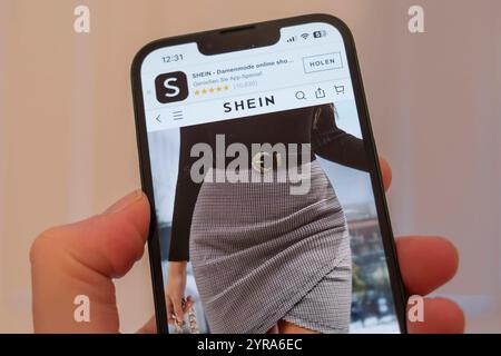 Main hält Mobiltelefon auf der die website des chinesischen Unternehmens Shein zu sehen ist *** main tenant un téléphone portable montrant le site de la société chinoise Shein Nordrhein-Westfalen Deutschland, Allemagne GMS18114 Banque D'Images