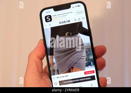 Main hält Mobiltelefon auf der die website des chinesischen Unternehmens Shein zu sehen ist *** main tenant un téléphone portable montrant le site de la société chinoise Shein Nordrhein-Westfalen Deutschland, Allemagne GMS18113 Banque D'Images