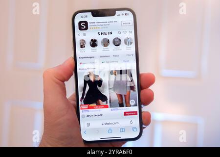 Main hält Mobiltelefon auf der die website des chinesischen Unternehmens Shein zu sehen ist *** main tenant un téléphone portable montrant le site de la société chinoise Shein Nordrhein-Westfalen Deutschland, Allemagne GMS18112 Banque D'Images