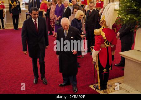 Le roi Charles III avec l'émir du Qatar Cheikh Tamim bin Hamad Al Thani arrivent au palais de Buckingham, à Londres, lors de la visite d'État au Royaume-Uni de l'émir du Qatar et de la première de ses trois épouses. Date de la photo : mardi 3 décembre 2024. Banque D'Images