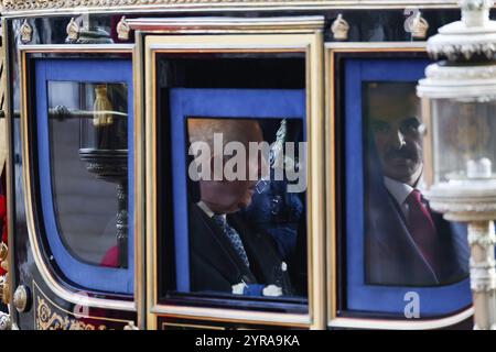 Le roi Charles III (à gauche) et l'émir du Qatar Cheikh Tamim bin Hamad Al Thani arrivent au palais de Buckingham, à Londres, lors de la visite d'État au Royaume-Uni de l'émir du Qatar et de la première de ses trois épouses. Date de la photo : mardi 3 décembre 2024. Banque D'Images