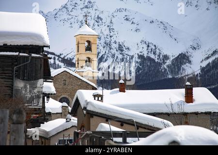 Saint-Véran (sud-est de la France) : le village et ses maisons aux toits enneigés après une chute de neige très importante. Le village a obtenu le label Banque D'Images