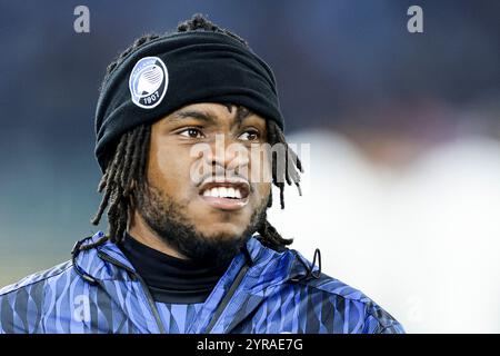 L'attaquant nigérian d'Atalanta, Ademola Lookman, regarde pendant le match de football Serie A entre L'AS Roma et Atalanta BC au stade Olimpico à Rome, en Italie, le 2 décembre 2024. Banque D'Images