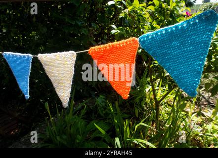 Banderole tricotée colorée dans les couleurs rouge, blanc et bleu Banque D'Images