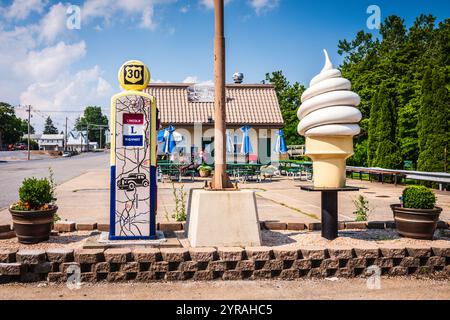 L'Historic Texas Lunch Ice Cream Shop dispose d'une pompe à essence ancienne et d'un marqueur sur la Lincoln Highway, la première route transcontinentale d'Amérique. Banque D'Images