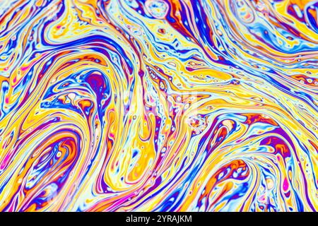 Véritable gros plan photographie d'une bulle de savon mouvements de surface comme une expérience scientifique montrant la réfraction de la lumière avec des formes et des formes colorées Banque D'Images