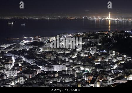 Algérie, Alger : vue nocturne du quartier de Bab El Oued. En arrière-plan, la Grande Mosquée d'Alger (ou Djamaa el Djazaïr) *** local légende *** Banque D'Images