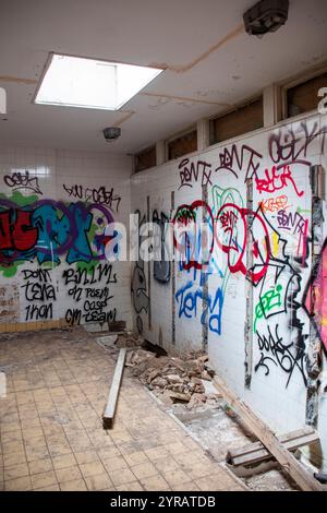 Yorkshire, Royaume-Uni : 31 mai 2024 – le bâtiment abandonné de vestiaires du terrain de sport Castle College est négligé et couvert de graffitis Banque D'Images