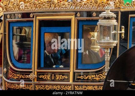 The Mall, Londres, Royaume-Uni. 3 décembre 2024. Sa Majesté le Roi Charles III et l'Émir de l'État du Qatar, son Altesse le Cheikh Tamim bin Hamad Al Thani, montent en calèche le long du Mall lors de la première journée complète de la visite d'État du Qatar au Royaume-Uni. Crédit : Amanda Rose/Alamy Live News Banque D'Images