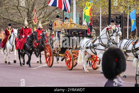 Londres, Royaume-Uni. 03 décembre 2024. Les wagons arrivent. Le roi Charles III, le prince et la princesse de Galles, William et Catherine, et le cheikh Tamim bin Hamad Al Thani, l'émir de Qata et Sheikha Jawaher bint Hamad bin Suhaim Al Thani, voyagent en calèche le long du Mall dans le cadre de la visite d'État de l'émir au Royaume-Uni, qui comprend des présentations cérémonielles sur le défilé des gardes à cheval. Crédit : Imageplotter/Alamy Live News Banque D'Images