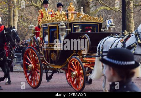 Londres, Royaume-Uni. 3 décembre 2024. Une calèche avec le roi Charles III et l'émir du Qatar Tamim bin Hamad bin Khalifa Al Thani traverse le Mall pendant la visite d'État. Crédit : Vuk Valcic/Alamy Live News Banque D'Images