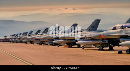 Riat 2024 Fairford 2024 marque le 50e anniversaire du premier vol du F-16 Fighting Falcon et avec plus de 4600 cellules fabriquées au-dessus du las Banque D'Images