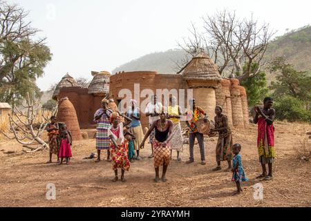 Des femmes dansant dans des chapeaux cornés traditionnels dans un village rural au Togo Banque D'Images