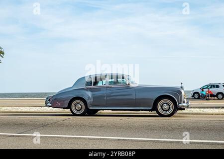 Gulfport, MS - 04 octobre 2023 : vue latérale grand angle d'une Rolls Royce Silver Cloud III Saloon 1963 lors d'un salon automobile local. Banque D'Images