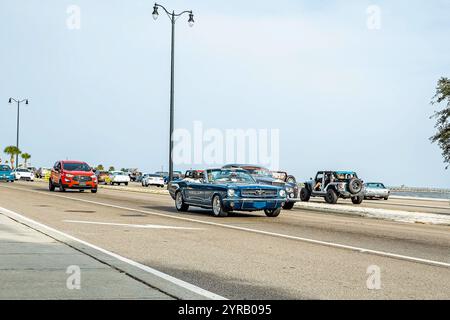 Gulfport, Mississippi - 04 octobre 2023 : vue d'angle avant grand angle d'une Ford Mustang Cabriolet 1964 lors d'un salon automobile local. Banque D'Images