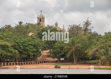Débarcadère de Togoville avec l'église notre-Dame du Lac en arrière-plan, Togo Banque D'Images