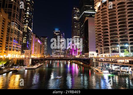 Chicago, Illinois, États-Unis - 21 octobre 2024 : ville nocturne de Chicago. Ville d'affaires. Paysage urbain nocturne du gratte-ciel de Chicago. Architecture de Chicago Banque D'Images