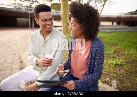 Couple de course mixte à une date Banque D'Images