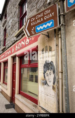 Irlande, comté de Mayo, Killila, Market Street, Kathleen ni Houlihan peinture murale sur John Lynn & sons Bar Banque D'Images