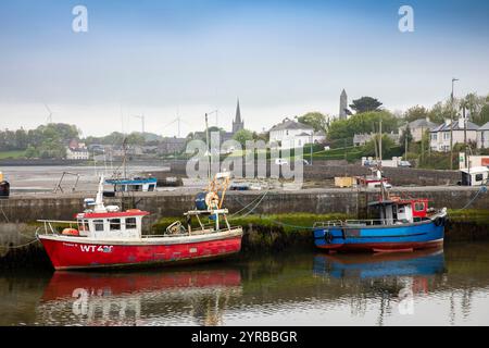 Irlande, comté de Mayo, Killila, bateaux de pêche amarrés dans le port, marée basse Banque D'Images