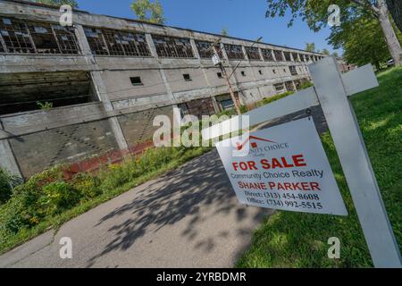 SEPTEMBRE 2021, DETROIT, MICHIGAN, USA a déserté la maison à vendre devant Packard Auto Plant - de 1903-1956, Detroit, Michigan Banque D'Images
