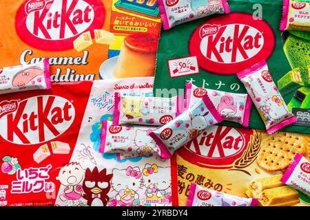 Assortiment de différents types de mini-barres de kit japonais Kat. Populaire auprès des touristes et des Japonais, la disponibilité de ceux-ci est dictée par la préfecture. Banque D'Images