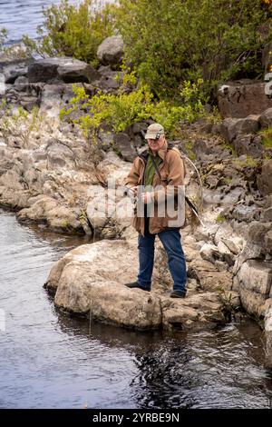 Irlande, comté de Mayo, ponton, pêcheur sur la rive de Lough Conn Banque D'Images