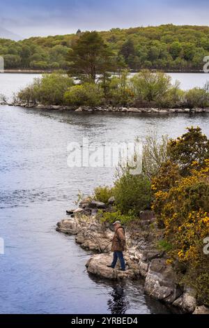 Irlande, comté de Mayo, ponton, pêcheur sur la rive de Lough Conn Banque D'Images