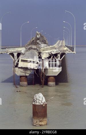 Première Guerre du Golfe : 15 mars 1991 le pont détruit vers l'île de Bubiyan dans le nord-est du Koweït, bombardé par des avions de l'USAF dans la guerre aérienne avec l'Irak. Le pont a finalement été réparé en 1999. Banque D'Images