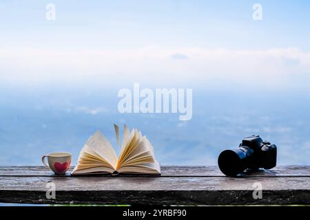 La Bible placée sur la table a été ouverte pour apprendre à comprendre la Bible afin de prier Dieu et de demander à Dieu de se protéger lui-même et sa famille Banque D'Images