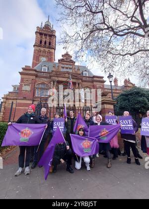 Hôtel de ville de Newham, Londres, Royaume-Uni. 3 décembre 2024 Un groupe comprenant le personnel et les mécènes de l'espace local applecart Arts, ainsi que des membres du syndicat de performance 'Equity' rassemblement pour un financement et un soutien supplémentaires à l'extérieur de la mairie. © Simon King/Alamy Live News Banque D'Images