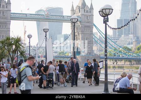 LONDRES, Royaume-Uni - 21 juin 17 : Michael Caine filme des scènes de film à Shad Thames, avec Tower Bridge et la Tamise en toile de fond Banque D'Images