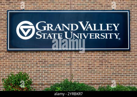 ALLENDALE, mi, États-Unis, 20 SEPTEMBRE 2024 : logo sur le campus de la Grand Valley State University. Banque D'Images