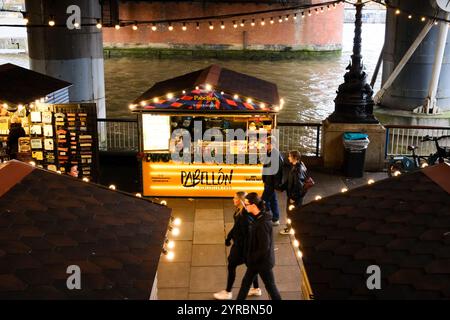 South Bank, Londres, Royaume-Uni. 3 décembre 2024. Le marché de Noël sur la rive sud de Londres sous Hungerford Bridge. Credit : Matthew Chattle/Alamy Live News Banque D'Images