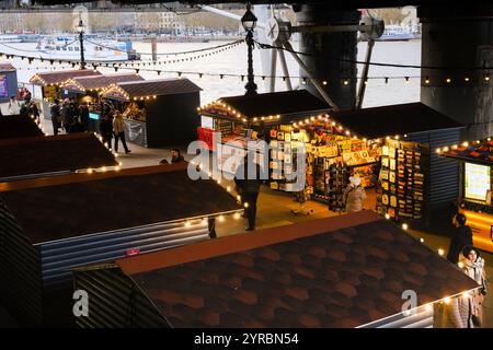 South Bank, Londres, Royaume-Uni. 3 décembre 2024. Le marché de Noël sur la rive sud de Londres sous Hungerford Bridge. Credit : Matthew Chattle/Alamy Live News Banque D'Images