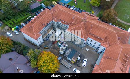 Vue aérienne d'un bâtiment en rénovation avec échafaudages et matériel de construction. Banque D'Images