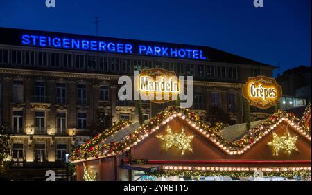 Marché de Noël devant le Steigenberger Parkhotel à Corneliusplatz sur Königsallee à Düsseldorf, NRW, Allemagne, le 29 novembre 2024 Banque D'Images