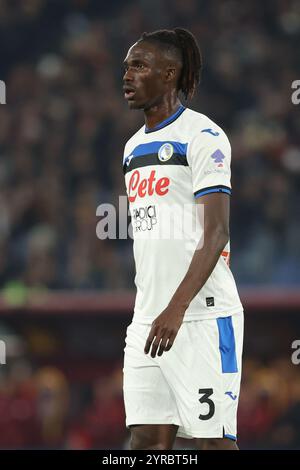 Kossounou d'Atalanta vu en action lors du championnat italien de football Serie A Enilive 2024-2025 match entre AS Roma vs Atalanta Bergamasca Calcio au Stadio Olimpico. Score final ; AS Roma 0 : 2 Atalanta Bergamasca Calcio. Banque D'Images