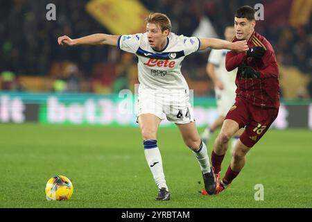 Marco Brescianini d'Atalanta et Matias Soule de Roma vus en action lors du championnat italien de football Serie A Enilive 2024-2025 match entre AS Roma vs Atalanta Bergamasca Calcio au Stadio Olimpico. Score final ; AS Roma 0 : 2 Atalanta Bergamasca Calcio. Banque D'Images